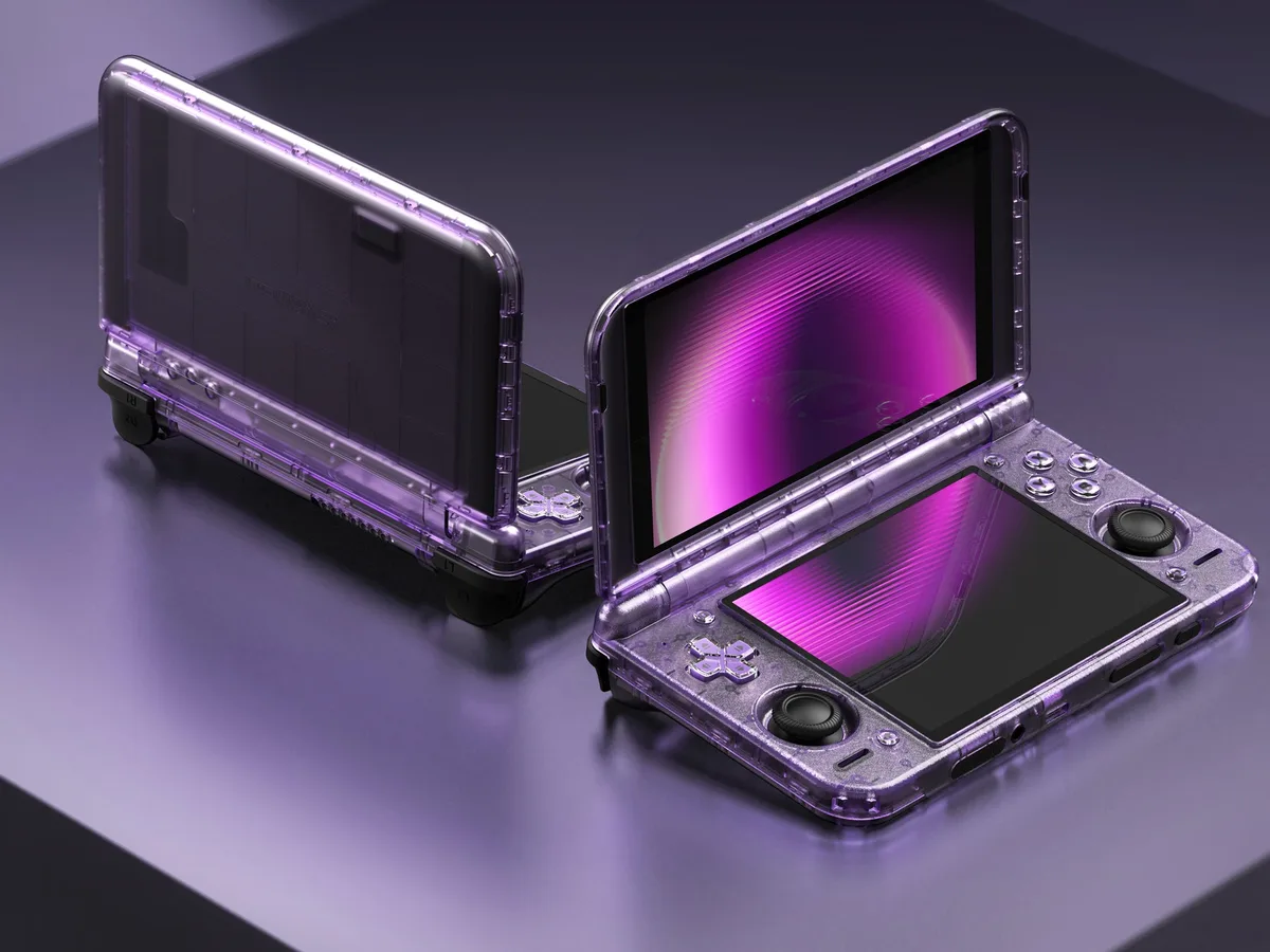 Retroid Pocket Duo violet transparent ouvert, deux écrans AMOLED, vu de trois quarts